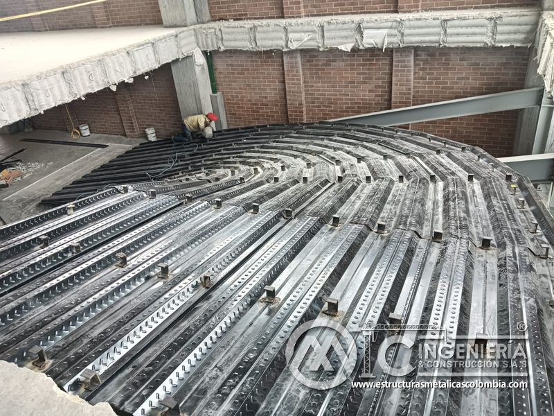 Malla electrosoldada sobre deck para rampas de concreto parqueadero en Bogotá, Colombia. Montajes, Ingeniería y Construcción MIC SAS.