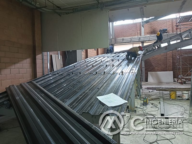 Malla electrosoldada sobre deck para rampas de concreto parqueadero en Bogotá, Colombia. Montajes, Ingeniería y Construcción MIC SAS.