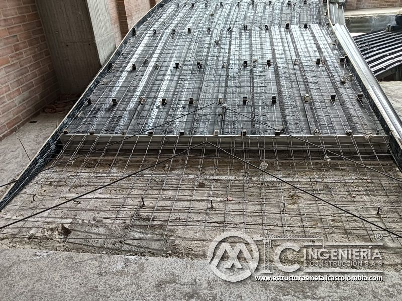 Malla electrosoldada sobre deck para rampas de concreto parqueadero en Bogotá, Colombia. Montajes, Ingeniería y Construcción MIC SAS.