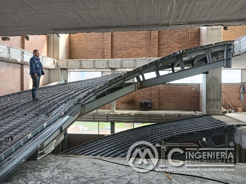 Malla electrosoldada sobre deck para rampas de concreto seguridad en Bogotá, Colombia. Montajes, Ingeniería y Construcción MIC SAS.