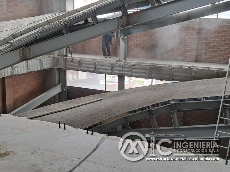Pasamanos y protección lateral para rampas vehiculares edificio acceso en Bogotá, Colombia. Montajes, Ingeniería y Construcción MIC SAS.