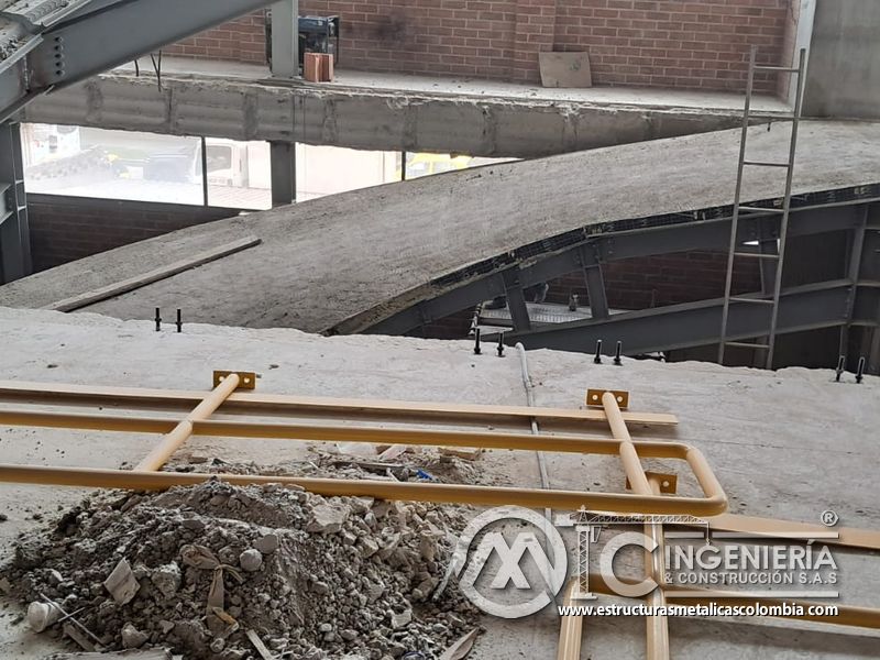 Pasamanos y protección lateral para rampas vehiculares estructura en Bogotá, Colombia. Montajes, Ingeniería y Construcción MIC SAS.
