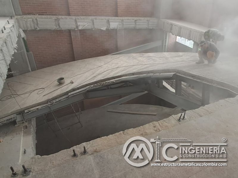 Pasamanos y protección lateral para rampas vehiculares metálica acceso en Bogotá, Colombia. Montajes, Ingeniería y Construcción MIC SAS.
