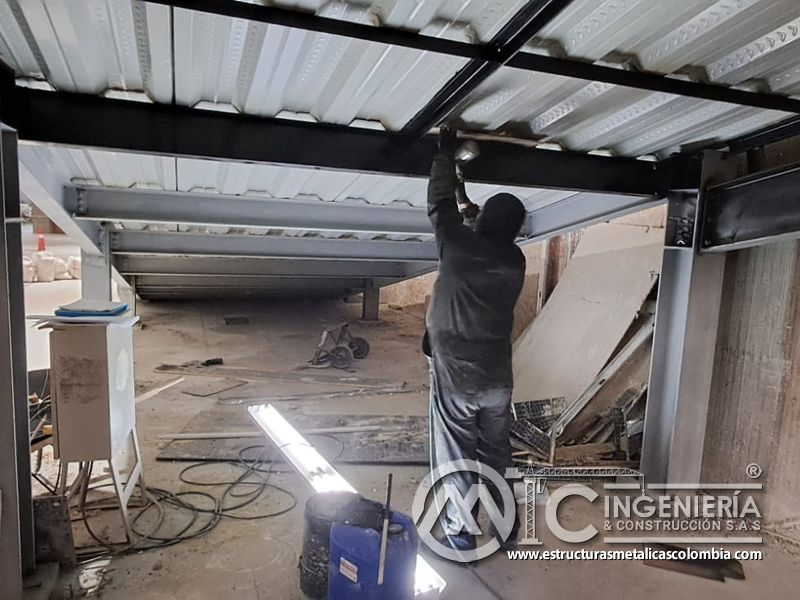 Pasamanos y protección lateral para rampas vehiculares obra civil en Bogotá, Colombia. Montajes, Ingeniería y Construcción MIC SAS.
