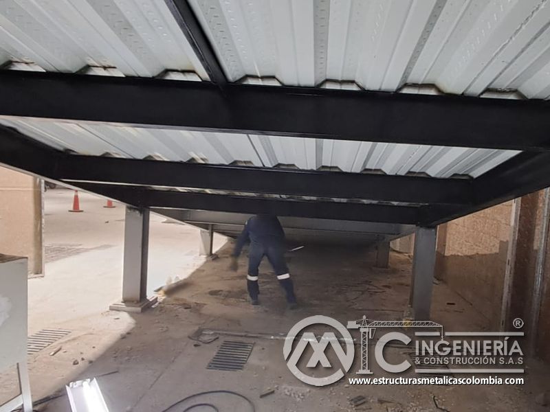 Pasamanos y protección lateral para rampas vehiculares vehicular acceso en Bogotá, Colombia. Montajes, Ingeniería y Construcción MIC SAS.