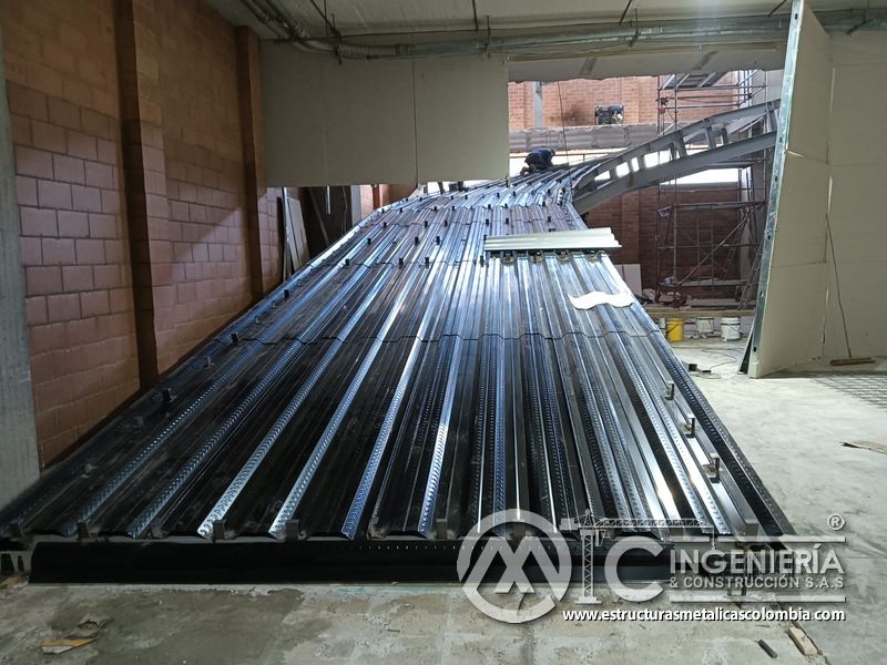 Preparación de losa inclinada para vaciado de concreto acceso vehicular en Bogotá, Colombia. Montajes, Ingeniería y Construcción MIC SAS.