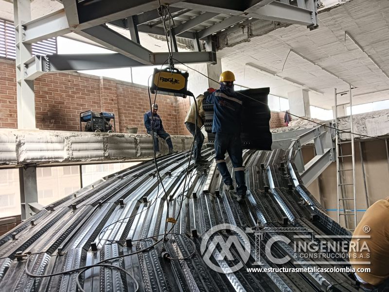 Preparación de losa inclinada para vaciado de concreto acceso vehicular en Bogotá, Colombia. Montajes, Ingeniería y Construcción MIC SAS.