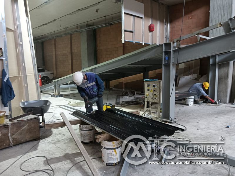 Preparación de losa inclinada para vaciado de concreto comercial acceso en Bogotá, Colombia. Montajes, Ingeniería y Construcción MIC SAS.