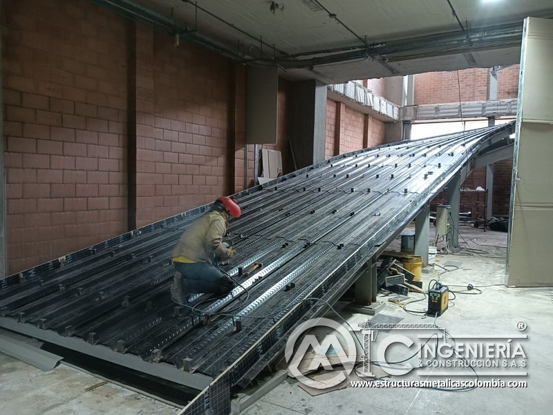 Preparación de losa inclinada para vaciado de concreto comercial acceso en Bogotá, Colombia. Montajes, Ingeniería y Construcción MIC SAS.