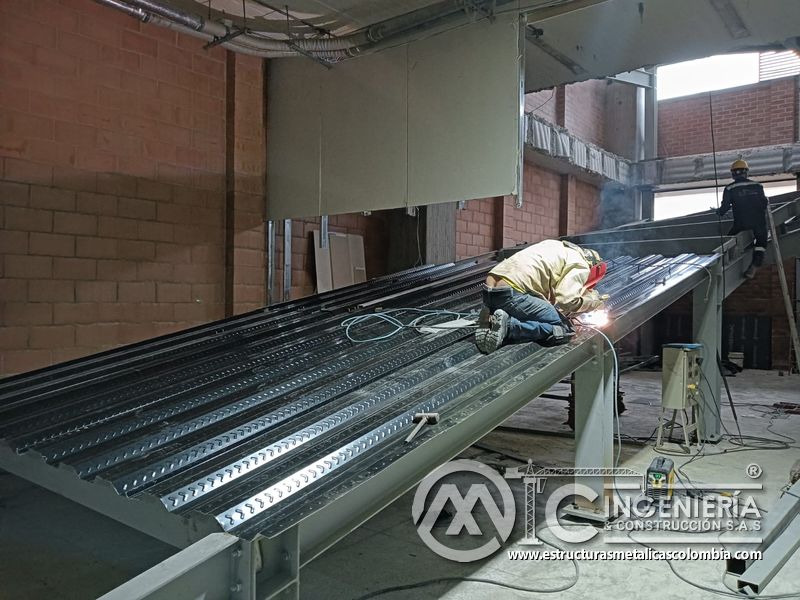 Preparación de losa inclinada para vaciado de concreto acceso en Bogotá, Colombia. Montajes, Ingeniería y Construcción MIC SAS.