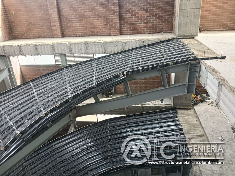 Preparación de losa inclinada para vaciado de concreto acceso en Bogotá, Colombia. Montajes, Ingeniería y Construcción MIC SAS.