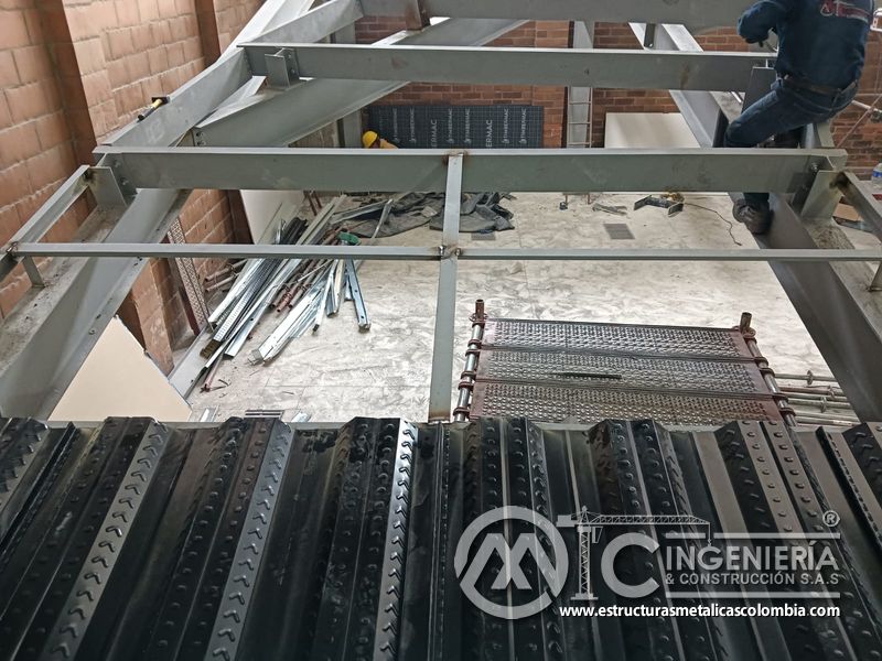 Preparación de losa inclinada para vaciado de concreto parqueadero en Bogotá, Colombia. Montajes, Ingeniería y Construcción MIC SAS.