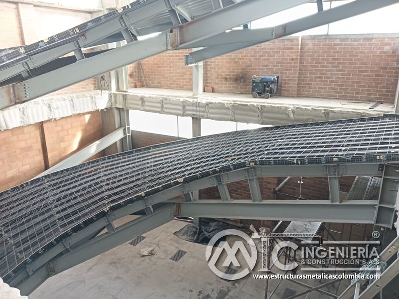Preparación de losa inclinada para vaciado de concreto parqueadero en Bogotá, Colombia. Montajes, Ingeniería y Construcción MIC SAS.