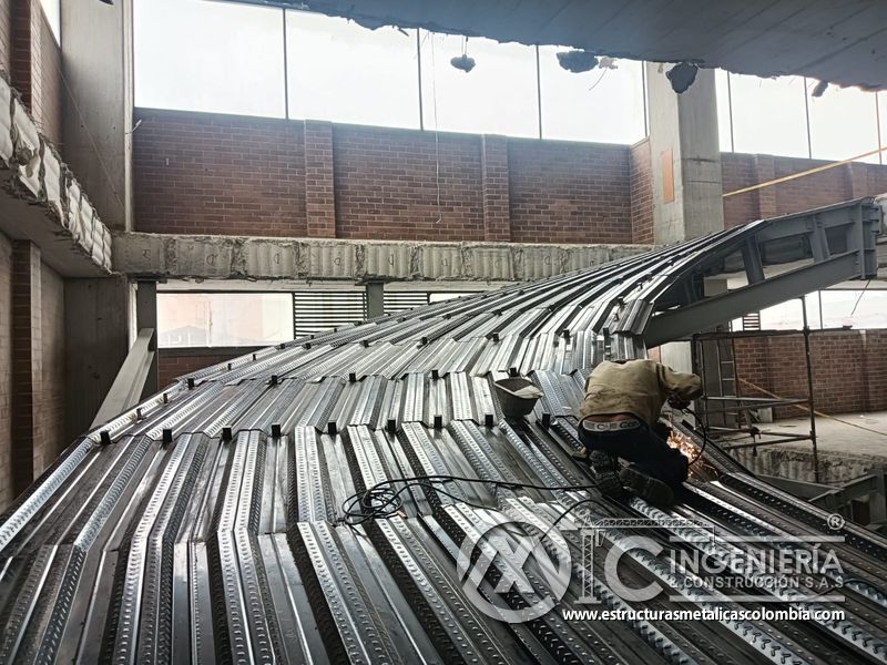 Preparación de losa inclinada para vaciado de concreto seguridad acceso en Bogotá, Colombia. Montajes, Ingeniería y Construcción MIC SAS.