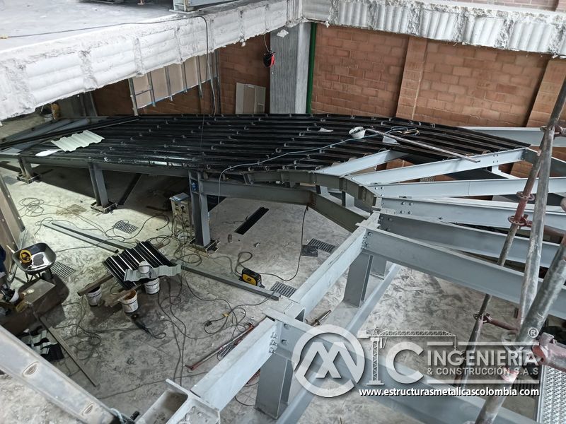 Preparación de losa inclinada para vaciado de concreto seguridad acceso en Bogotá, Colombia. Montajes, Ingeniería y Construcción MIC SAS.