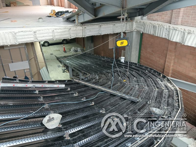 Preparación de losa inclinada para vaciado de concreto seguridad acceso en Bogotá, Colombia. Montajes, Ingeniería y Construcción MIC SAS.
