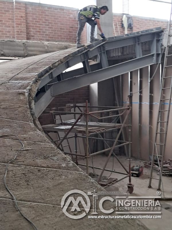 Revision de estructura y pisos para rampas vehiculares comercial acceso en Bogotá, Colombia. Montajes, Ingeniería y Construcción MIC SAS.