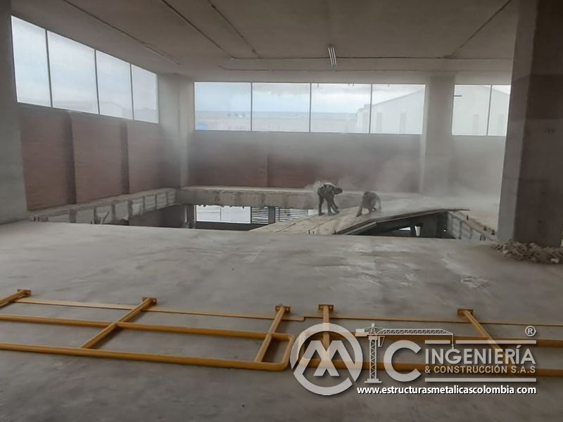Soldadura y pintura de barandas para rampas vehiculares acceso edificio en Bogotá, Colombia. Montajes, Ingeniería y Construcción MIC SAS.