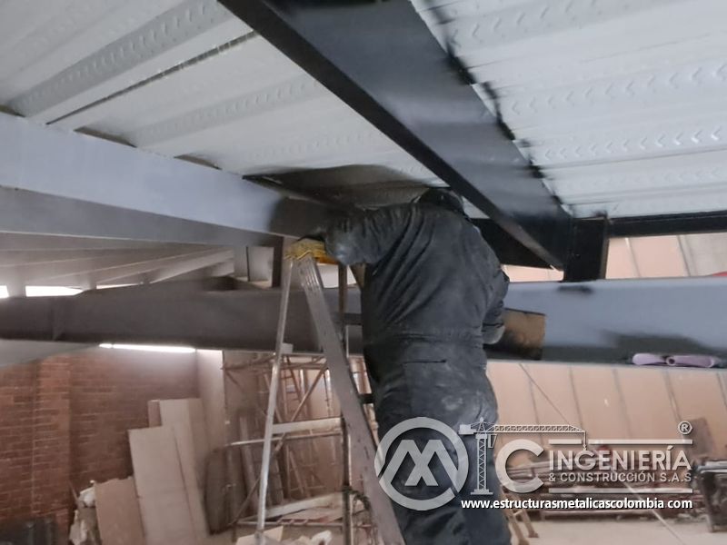 Soldadura y pintura de barandas para rampas vehiculares comercial en Bogotá, Colombia. Montajes, Ingeniería y Construcción MIC SAS.