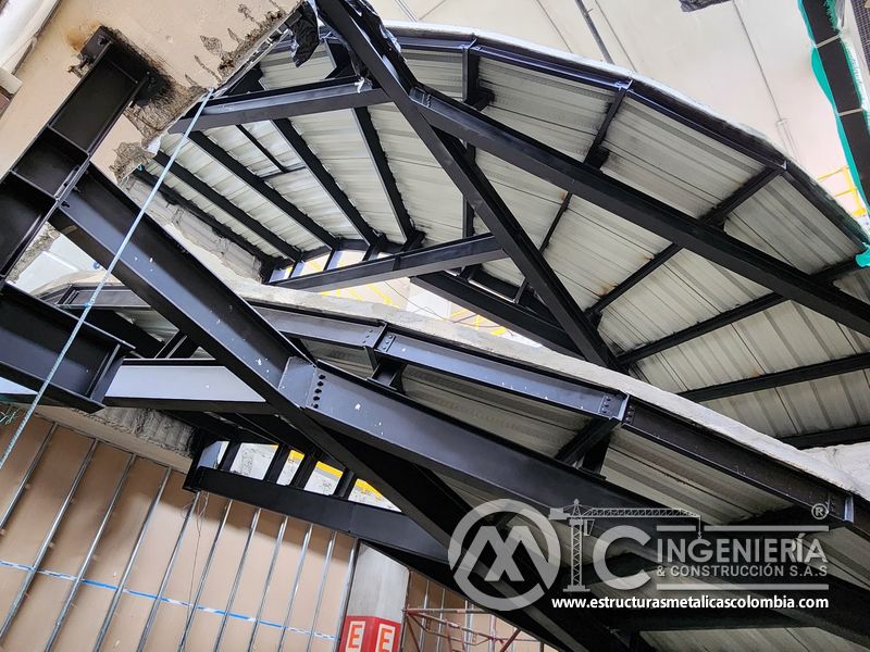 Soldadura y pintura de barandas para rampas vehiculares comercial en Bogotá, Colombia. Montajes, Ingeniería y Construcción MIC SAS.