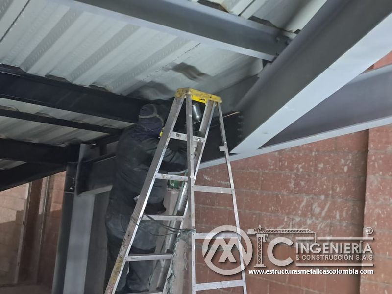 Soldadura y pintura de barandas para rampas vehiculares concreto acceso en Bogotá, Colombia. Montajes, Ingeniería y Construcción MIC SAS.