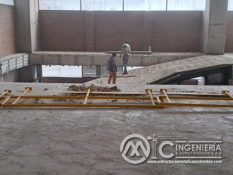 Soldadura y pintura de barandas para rampas vehiculares concreto acceso en Bogotá, Colombia. Montajes, Ingeniería y Construcción MIC SAS.