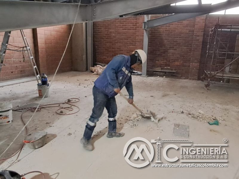 Soldadura y pintura de barandas para rampas vehiculares parqueadero en Bogotá, Colombia. Montajes, Ingeniería y Construcción MIC SAS.