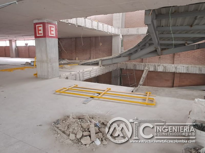 Soldadura y pintura de barandas para rampas vehiculares seguridad en Bogotá, Colombia. Montajes, Ingeniería y Construcción MIC SAS.