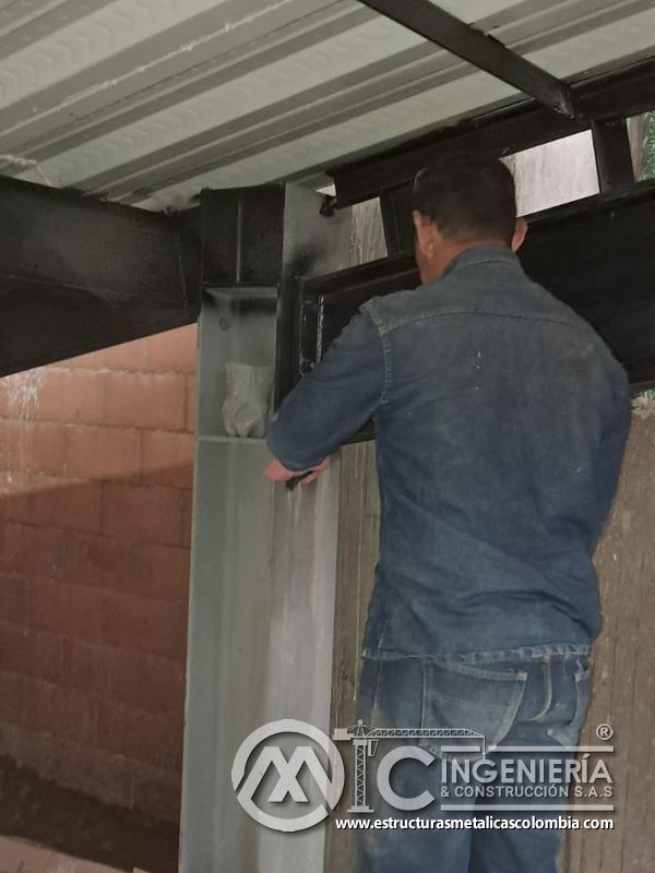 Soporte metálico bajo rampas de concreto en parqueadero concreto acceso en Bogotá, Colombia. Montajes, Ingeniería y Construcción MIC SAS.