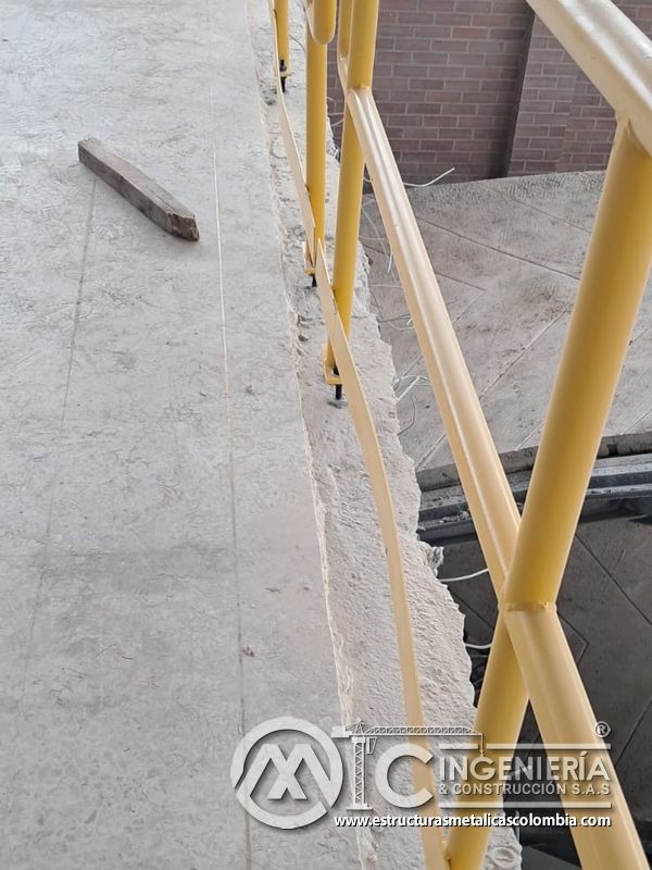 Soporte metálico bajo rampas de concreto en parqueadero en Bogotá, Colombia. Montajes, Ingeniería y Construcción MIC SAS.