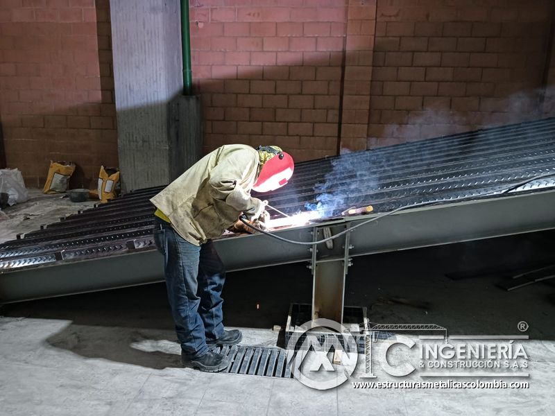 Soporte metálico bajo rampas de concreto en parqueadero seguridad en Bogotá, Colombia. Montajes, Ingeniería y Construcción MIC SAS.