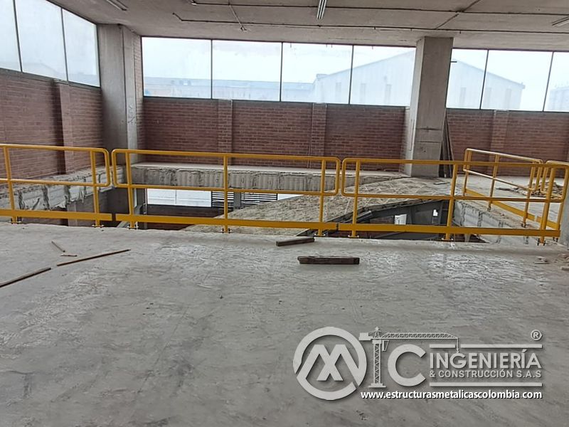 Soporte metálico bajo rampas de concreto en parqueadero seguridad en Bogotá, Colombia. Montajes, Ingeniería y Construcción MIC SAS.