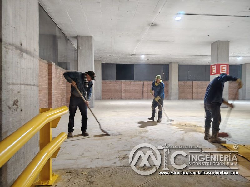 Acabados finales de rampas vehiculares con barandas metálicas concreto en Bogotá, Colombia. Montajes, Ingeniería y Construcción MIC SAS.