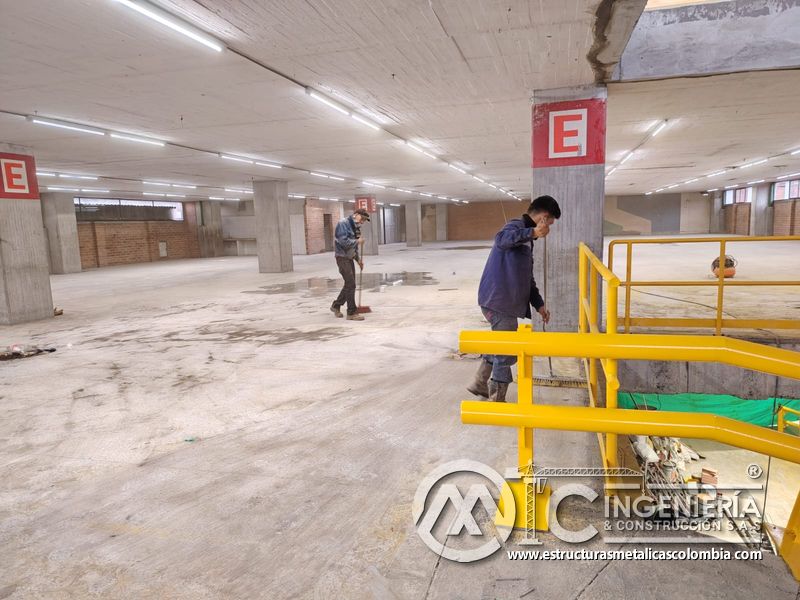 Acabados finales de rampas vehiculares con barandas metálicas concreto en Bogotá, Colombia. Montajes, Ingeniería y Construcción MIC SAS.