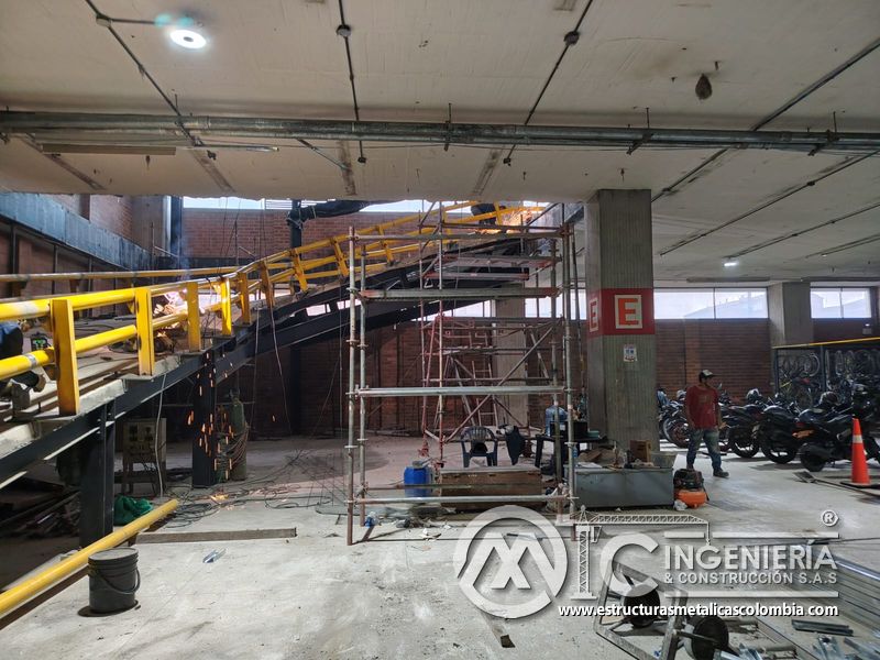 Acabados finales de rampas vehiculares con barandas metálicas edificio en Bogotá, Colombia. Montajes, Ingeniería y Construcción MIC SAS.