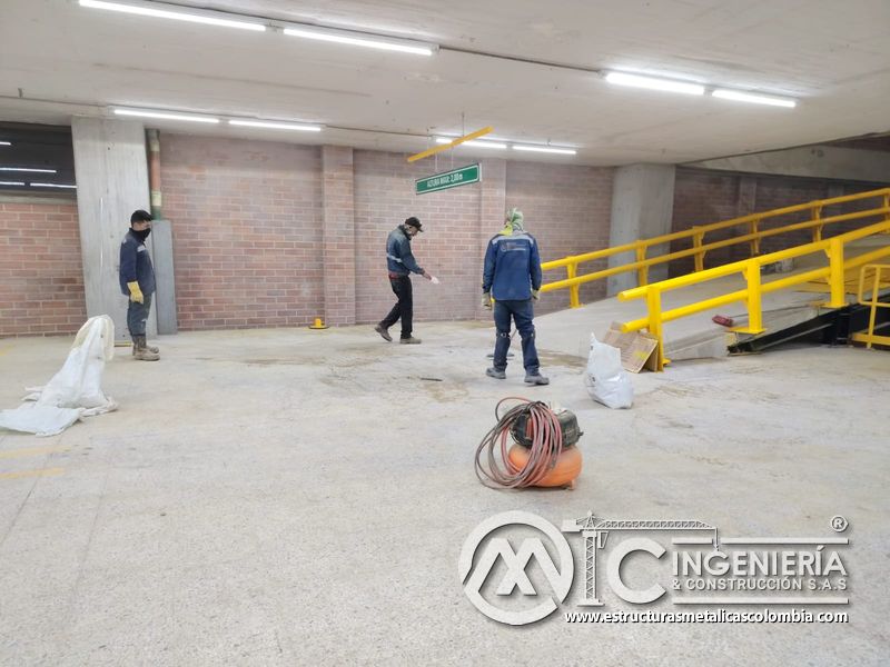 Acabados finales de rampas vehiculares con barandas metálicas edificio en Bogotá, Colombia. Montajes, Ingeniería y Construcción MIC SAS.