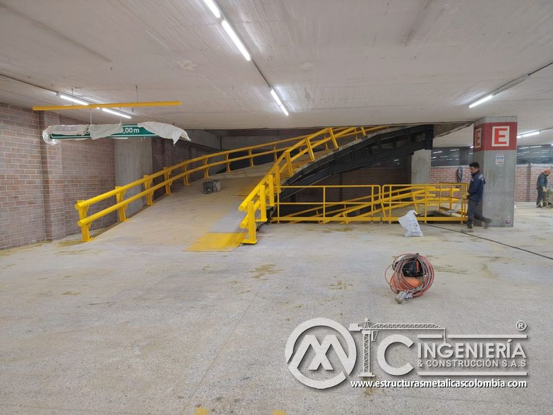 Acabados finales de rampas vehiculares con barandas metálicas edificio en Bogotá, Colombia. Montajes, Ingeniería y Construcción MIC SAS.