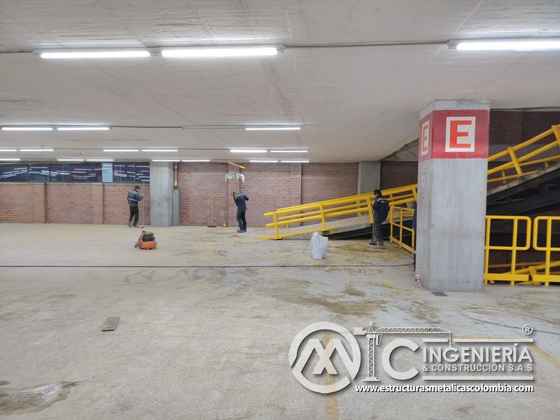 Acabados finales de rampas vehiculares con barandas metálicas edificio en Bogotá, Colombia. Montajes, Ingeniería y Construcción MIC SAS.