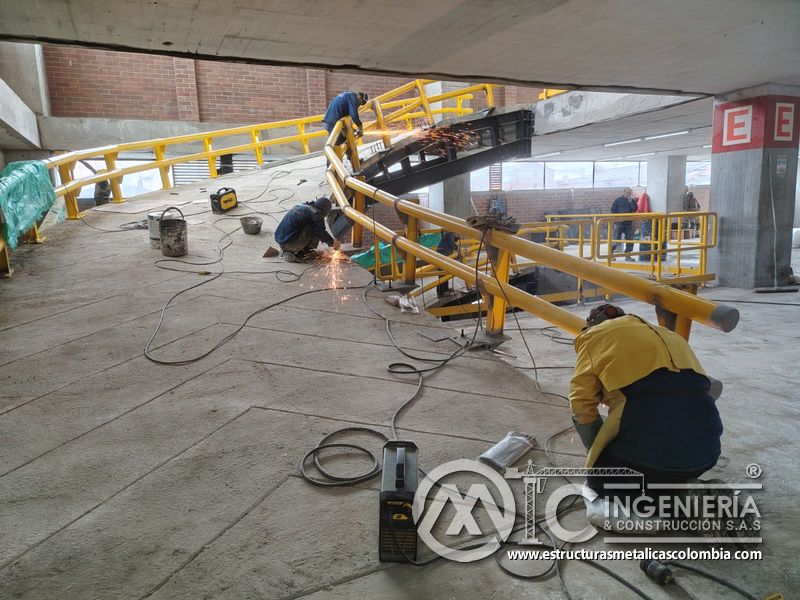 Acabados finales de rampas vehiculares con barandas metálicas edificio en Bogotá, Colombia. Montajes, Ingeniería y Construcción MIC SAS.
