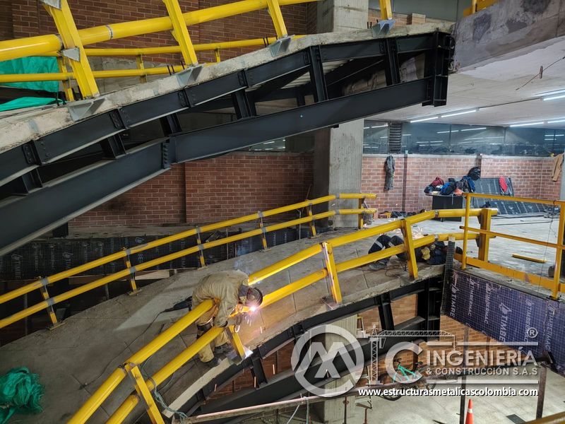 Acabados finales de rampas vehiculares con barandas metálicas metálica en Bogotá, Colombia. Montajes, Ingeniería y Construcción MIC SAS.