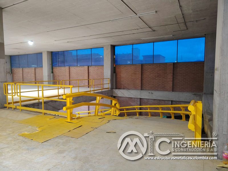 Acabados finales de rampas vehiculares con barandas metálicas metálica en Bogotá, Colombia. Montajes, Ingeniería y Construcción MIC SAS.