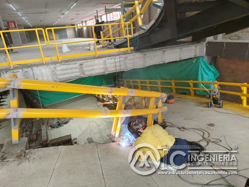 Acabados finales de rampas vehiculares con barandas metálicas metálica en Bogotá, Colombia. Montajes, Ingeniería y Construcción MIC SAS.