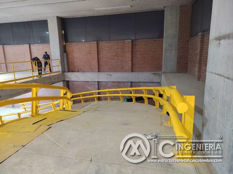 Acabados finales de rampas vehiculares con barandas metálicas vehicular en Bogotá, Colombia. Montajes, Ingeniería y Construcción MIC SAS.