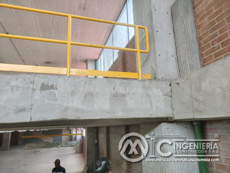 Acabados finales de rampas vehiculares con barandas metálicas vehicular en Bogotá, Colombia. Montajes, Ingeniería y Construcción MIC SAS.