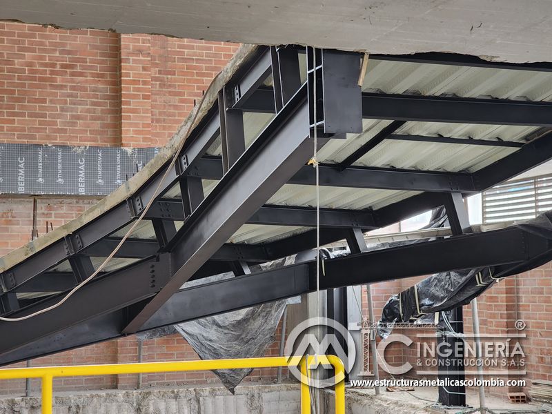 Barandas amarillas de seguridad para rampas de parqueadero acceso en Bogotá, Colombia. Montajes, Ingeniería y Construcción MIC SAS.