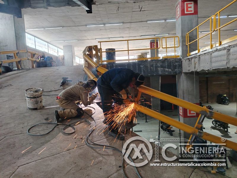 Barandas amarillas de seguridad para rampas de parqueadero acceso en Bogotá, Colombia. Montajes, Ingeniería y Construcción MIC SAS.