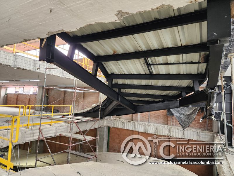 Barandas amarillas de seguridad para rampas de parqueadero comercial en Bogotá, Colombia. Montajes, Ingeniería y Construcción MIC SAS.