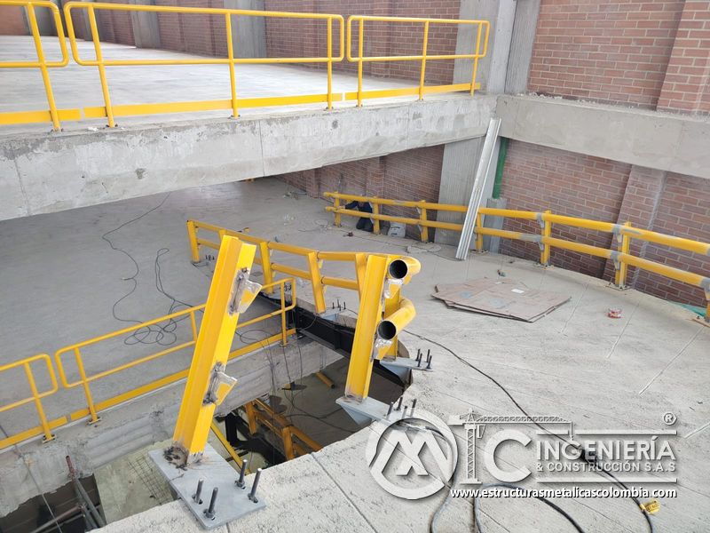 Barandas amarillas de seguridad para rampas de parqueadero comercial en Bogotá, Colombia. Montajes, Ingeniería y Construcción MIC SAS.