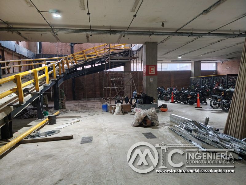 Barandas amarillas de seguridad para rampas de parqueadero comercial en Bogotá, Colombia. Montajes, Ingeniería y Construcción MIC SAS.