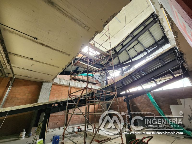 Barandas amarillas de seguridad para rampas de parqueadero concreto en Bogotá, Colombia. Montajes, Ingeniería y Construcción MIC SAS.